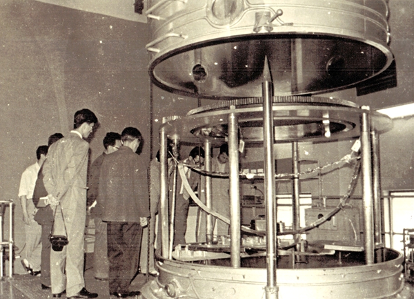 80年前后的大型真空镀膜机.jpg