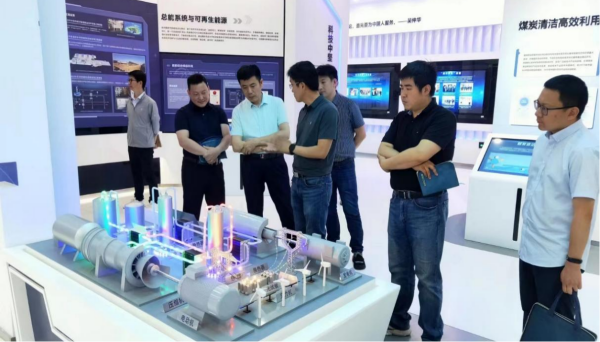 图片5.参观工程热物理所科技成果展厅.png